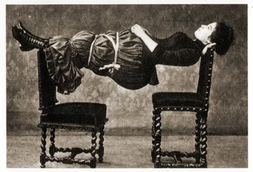 Femme en lévitation, vers 1890